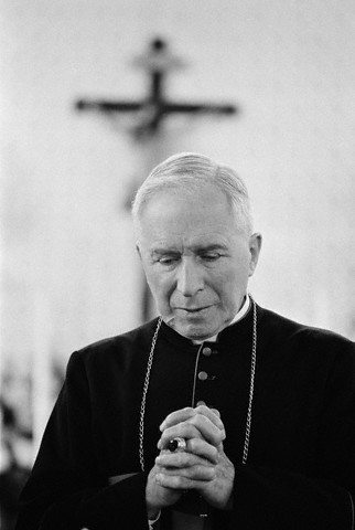 Monsenhor Lefebvre rezando