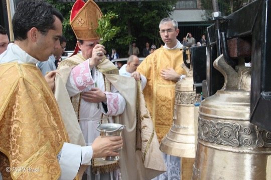 Mons. Alfonso de Galarreta asperge os novos sinos