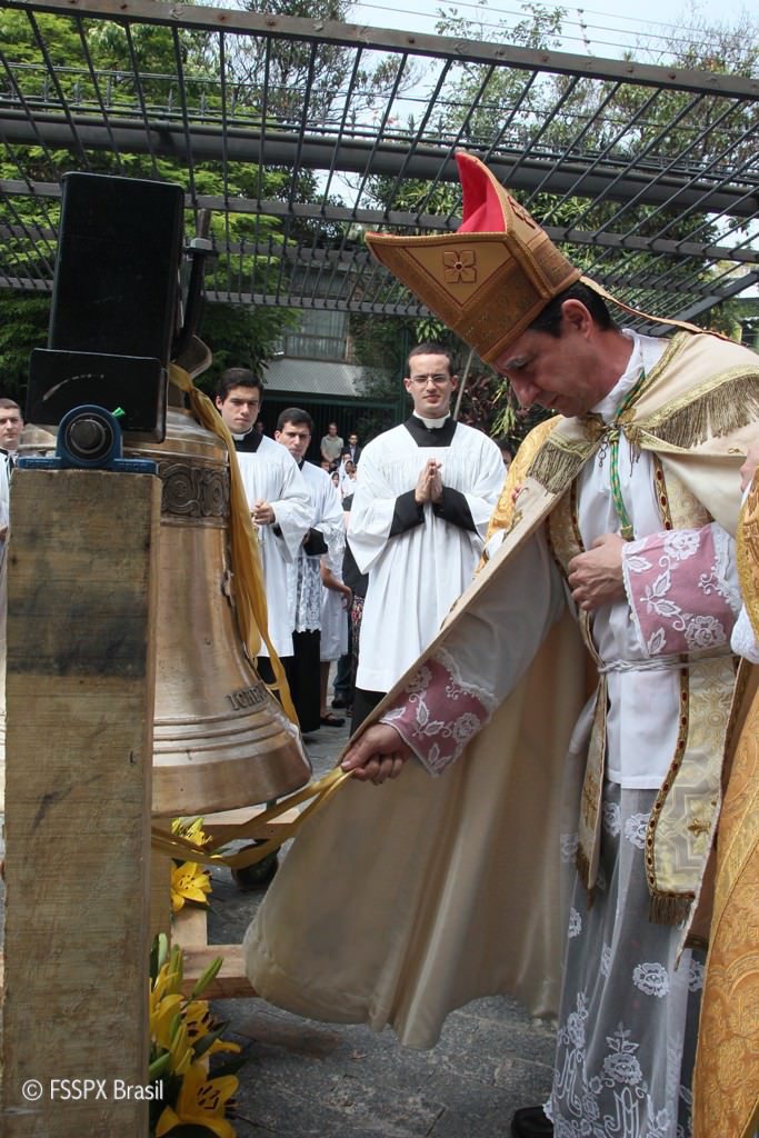 Terminada a bênção solene, o bispo toca os sinos três vezes