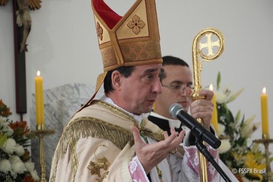 Já dentro da igreja, Mons. de Galarreta faz o sermão antes de administrar as crismas