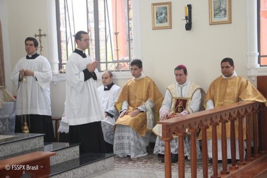 Mons. de Galarreta com os padres Rodolfo e Fábio