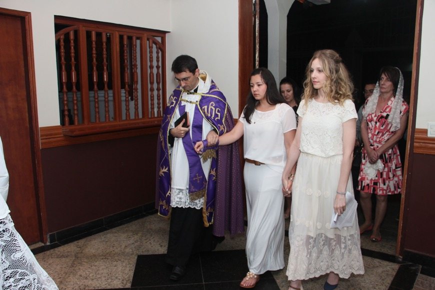 Após os exorcismos e a oração do Pai Nosso, as catecúmenas são introduzidas na igreja pelo sacerdote
