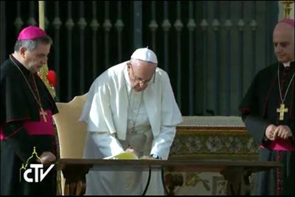 Papa Francisco estende a faculdade de confessar aos padres da FSSPX após o Ano da Misericórdia