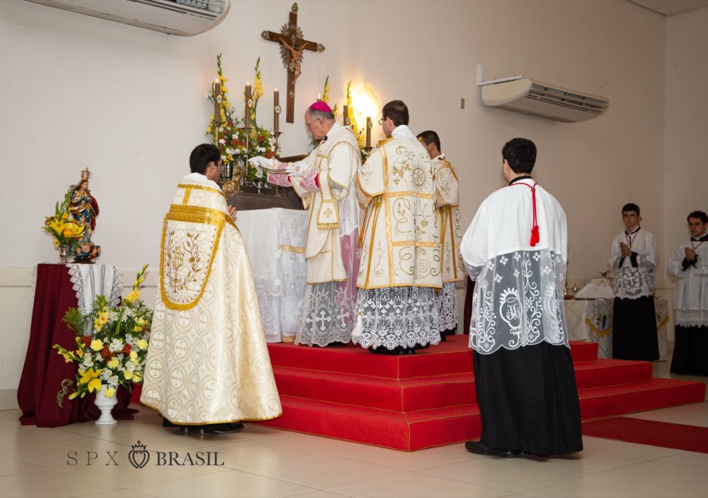 Missa Pontifical no rito tridentino celebrada por Dom Bernard Fellay